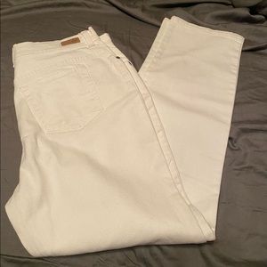 New without tag Gloria Vanderbilt jeans. Size 14.